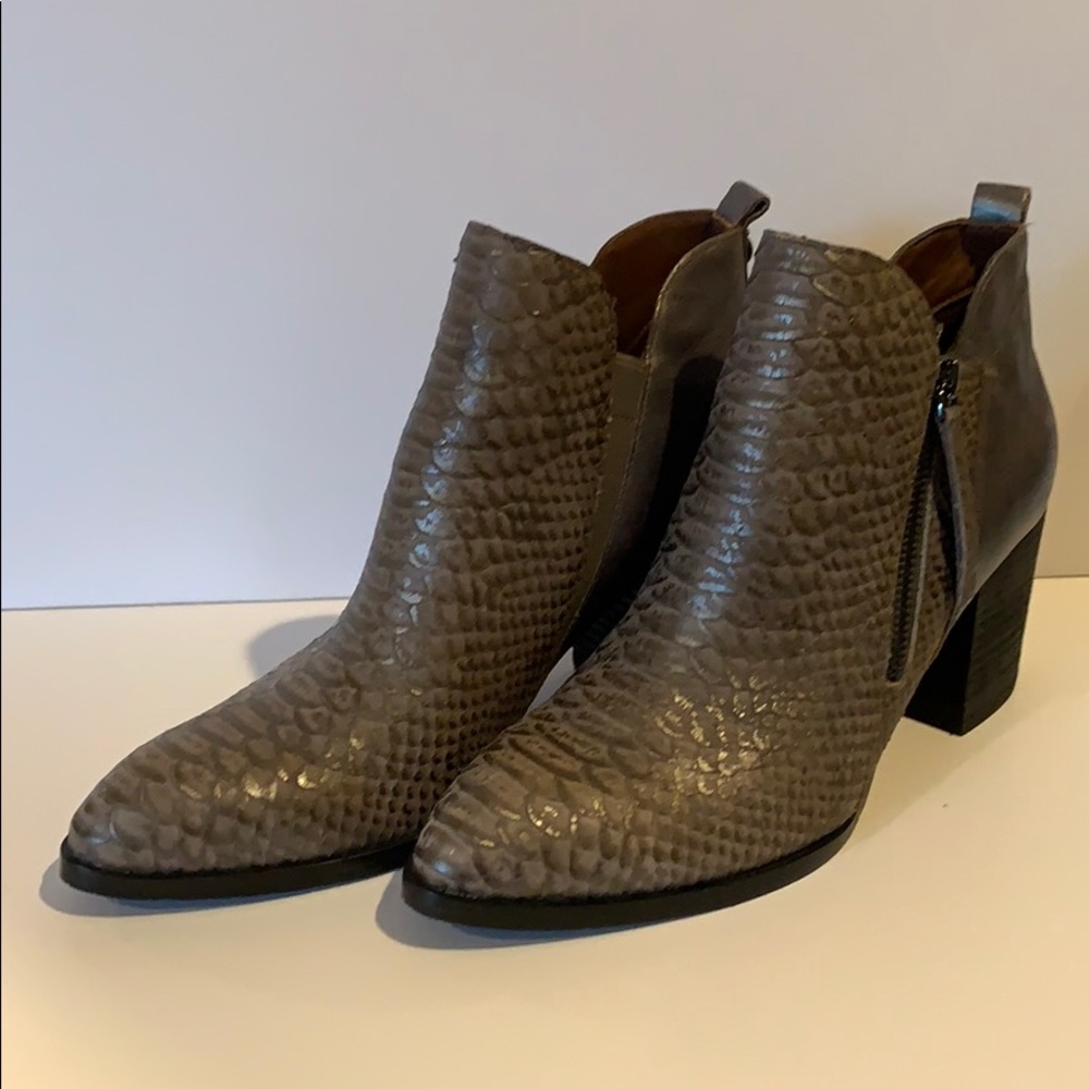 Donald J Pliner Edyn Block Heel Bootie